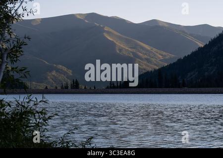 Summit County, Utah - 20 luglio 2025: Una vista panoramica del lago artificiale Smith e Morehouse con montagne boschive che si innalzano sullo sfondo. Foto Stock