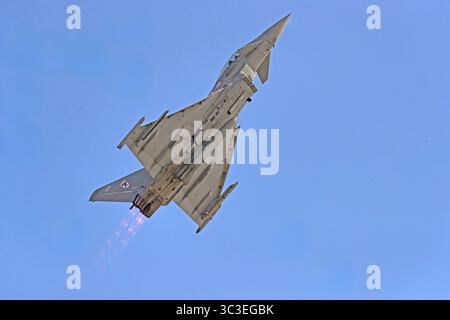 Royal Air Force Eurofighter Typhoon, Conducting A display for RAF Families Day at RAF Coningsby, Coningsby, Lincolnshire, Regno Unito 2025 Foto Stock