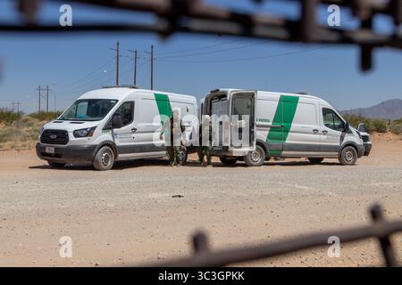 Gli agenti della pattuglia di frontiera degli Stati Uniti monitorano il deserto vicino a Ciudad Juarez, un punto di passaggio. Foto Stock