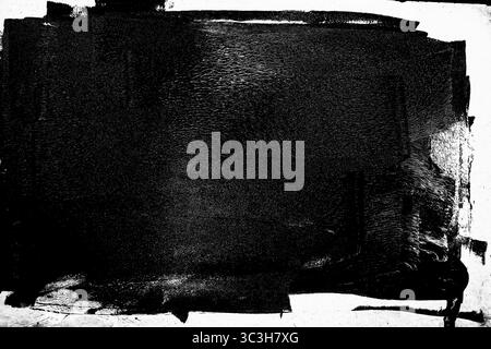 Trama astratta dell'inchiostro nero con bordi ruvidi tratti di pennello artistici, cornice in rilievo isolata su sfondo trasparente, Foto Stock