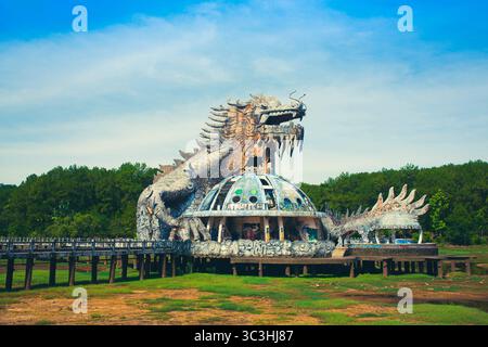 Un'inquietante vista dell'acquario abbandonato a forma di drago presso il lago Thuy Tien a Hue, Vietnam. Una volta una popolare attrazione turistica, la struttura ora si erge Foto Stock