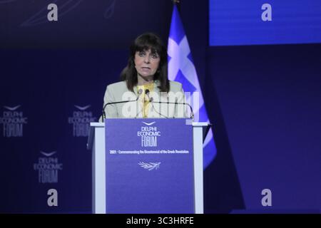 10 maggio 2021, Atene, Grecia: La Presidente della Repubblica ellenica Katerina Sakellaropoulou tiene un discorso al 6° Forum economico di Delfi che si terrà ad Atene, in Grecia, il 10 maggio 2021. Più di 1.000 relatori ospiti provenienti da 42 paesi parteciperanno alle discussioni che si terranno presso il forum, suddivise in 10 temi di ampio respiro, che si svolgono fisicamente presso gli studi appositamente attrezzati di Zappion o online. I 10 temi principali durante il forum sono il bicentenario dalla rivoluzione greca 1821-2021, la geopolitica e la sicurezza internazionale, l'economia globale, il futuro dell'Europa, la sostenibilità e Foto Stock