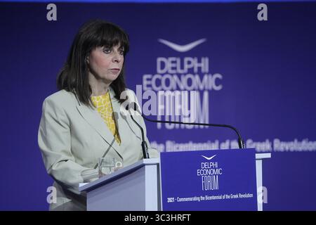 10 maggio 2021, Atene, Grecia: La Presidente della Repubblica ellenica Katerina Sakellaropoulou tiene un discorso al 6° Forum economico di Delfi che si terrà ad Atene, in Grecia, il 10 maggio 2021. Più di 1.000 relatori ospiti provenienti da 42 paesi parteciperanno alle discussioni che si terranno presso il forum, suddivise in 10 temi di ampio respiro, che si svolgono fisicamente presso gli studi appositamente attrezzati di Zappion o online. I 10 temi principali durante il forum sono il bicentenario dalla rivoluzione greca 1821-2021, la geopolitica e la sicurezza internazionale, l'economia globale, il futuro dell'Europa, la sostenibilità e Foto Stock