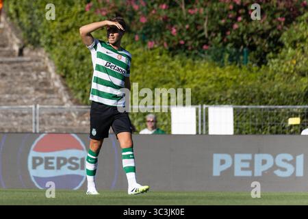 Caxias, Lisbona, Portogallo. 25 luglio 2025. Centrocampista sportivo portoghese DANIEL BRAGANCA (23) prima dell'inizio della partita per il Trofeu 5 Violinos tra Sporting e Villarreal all'Estadio Nacional (Credit Image: © Alexandre de Sousa/ZUMA Press Wire) SOLO PER USO EDITORIALE! Non per USO commerciale! Foto Stock