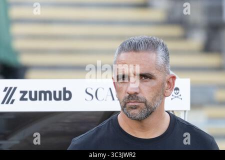 Caxias, Lisbona, Portogallo. 25 luglio 2025. Allenatore sportivo del Portogallo RUI BORGES prima dell'inizio della partita per il Trofeu 5 Violinos tra Sporting e Villarreal all'Estadio Nacional (immagine di credito: © Alexandre de Sousa/ZUMA Press Wire) SOLO PER USO EDITORIALE! Non per USO commerciale! Foto Stock
