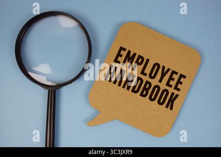 Testo del manuale per i dipendenti con lente d'ingrandimento su sfondo blu Foto Stock