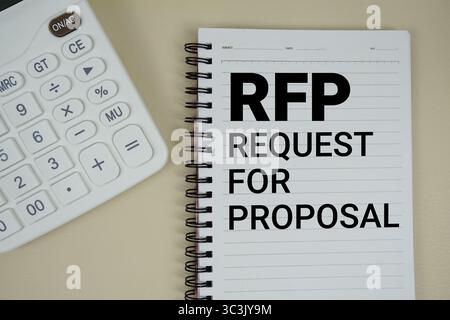 RFP abbreviazioni del testo della richiesta di proposta con frase di calcolo del concetto aziendale e finanziario Foto Stock