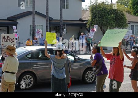 Burbank, California, Stati Uniti - 17 luglio 2025: I manifestanti della linea N. Buena Vista St. Mentre il traffico passa durante l'evento nazionale Good Trouble Lives On. Foto Stock