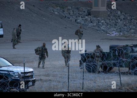 I soldati monitorano un tratto desolato vicino a Ciudad Juarez, un punto critico nella sicurezza delle frontiere e nelle rotte migratorie. Foto Stock