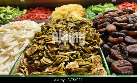 Frutta e verdura secche esposte in un mercato Foto Stock