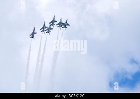 Sei Thunderbirds della United States Air Force eseguono una formazione verticale a punta di freccia con percorsi di fumo durante uno spettacolo aereo in North Carolina. Foto Stock