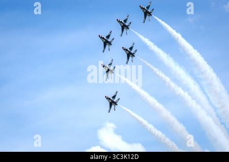 Sei jet USAF Thunderbird F-16 si arendono verso il cielo in una formazione stretta durante il Wings Over Wayne Air Show del 2025 al Seymour Johnson AFB. Foto Stock