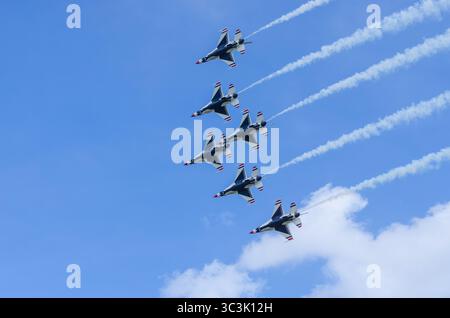 I Thunderbirds eseguirono un passaggio di formazione delta durante Wings Over Wayne alla Seymour Johnson Air Force base nel maggio 2025. Foto Stock