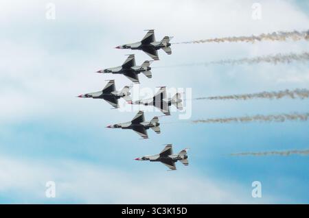 Gli U.S. Air Force Thunderbirds volano in formazione di diamanti con percorsi di fumo durante il Wings Over Wayne Air Show del 2023 presso la Seymour Johnson Air Force base Foto Stock