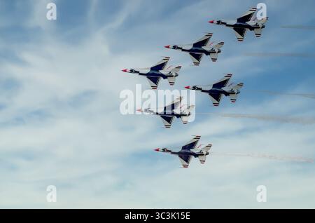 Gli United States Air Force Thunderbirds eseguono un preciso sorvolo durante il Wings Over Wayne Air Show tenutosi a Seymour Johnson Air Force Ba Foto Stock