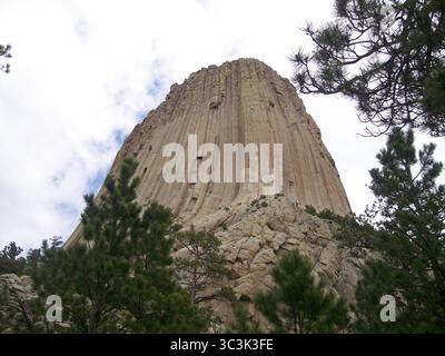 Il Devils Tower National Monument sorge fuori dalla prateria sulle Black Hills del Wyoming, Stati Uniti Foto Stock