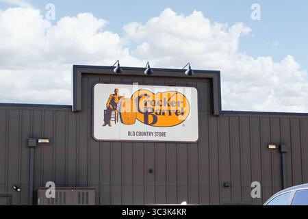 Rialto, California, Stati Uniti - 02-06-2020: Un cartello con il negozio per la catena di ristoranti conosciuta come Cracker Barrel. Foto Stock