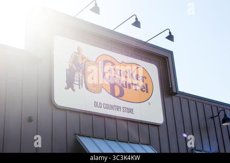 Rialto, California, Stati Uniti - 02-06-2020: Un cartello con il negozio per la catena di ristoranti conosciuta come Cracker Barrel. Foto Stock