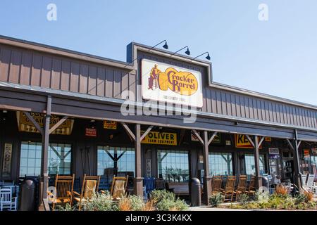 Rialto, California, Stati Uniti - 02-06-2020: Un cartello con il negozio per la catena di ristoranti conosciuta come Cracker Barrel. Foto Stock