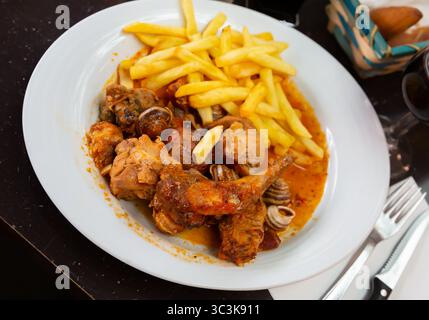 Coniglio stufato con escargots Foto Stock