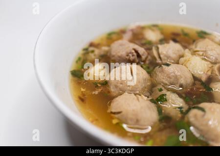 Zuppa di polpette nel White Bowl. Foto Stock