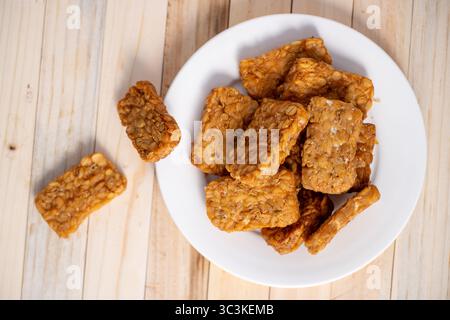 il tempe goreng o tempeh fritto e' una cucina tradizionale indonesiana, fatta di tempeh e usata come contorno o snack Foto Stock