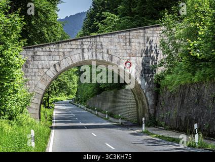 Strada di campagna in Berchtesgadener Land, Baviera, Germania Foto Stock