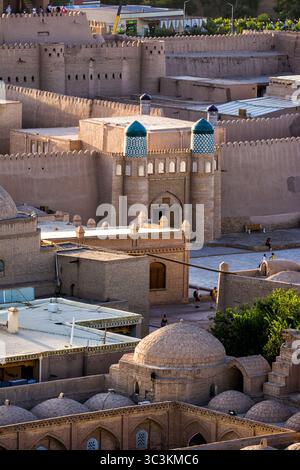 Khiva, Uzbekistan - 12 luglio 2024: Veduta aerea della porta principale della fortezza dell'Arca a Khiva, Uzbekistan, con le sue antiche mura e l'ingresso da Foto Stock