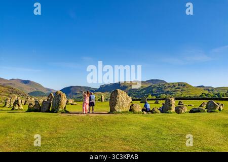 Turisti a Castlerigg Stone Circle, Keswick, Cumbria Foto Stock