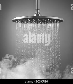 Soffione doccia a pioggia che crea un'accattivante visualizzazione dell'acqua accompagnata da un vapore rilassante Foto Stock