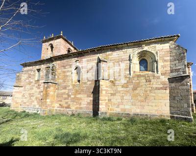 Vista laterale della chiesa romanica di San Pelayo con dettagliate opere in pietra e torre a Palencia Foto Stock
