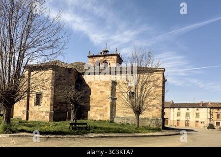 Vista laterale della chiesa romanica di San Pelayo con dettagliate opere in pietra e torre a Palencia Foto Stock