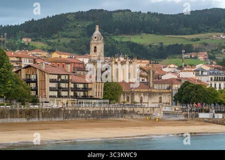 Pittoresco villaggio di pescatori di Lekeitio in Biscaglia, Paesi Baschi, Spagna Foto Stock