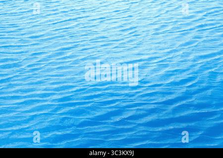 Motivo senza cuciture in acqua blu. Sfondo ripetuto della laguna marina Foto Stock