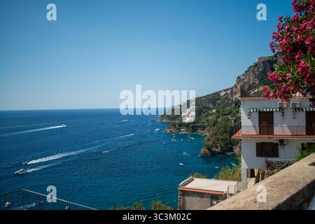 Una splendida vista panoramica della Costiera Amalfitana con acque turchesi, scogliere spettacolari e colorati villaggi collinari. Foto Stock