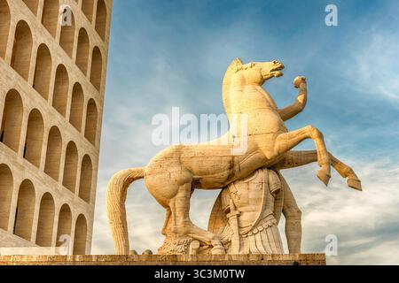 ROMA - 12 MARZO: Palazzo della civiltà Italiana, alias Piazza Colosseo, a Roma, 12 marzo 2016. Il monumento si trova nel quartiere finanziario EUR i Foto Stock