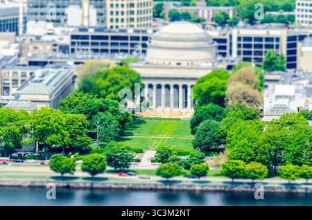 Vista aerea del Boston Massachusetts Institute of Technology Campus, Cambridge, USA. Effetto di brandeggio applicato Foto Stock