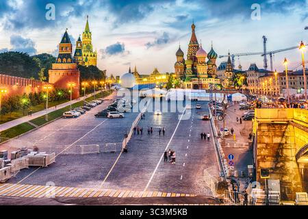 Vista panoramica della Piazza Rossa, della Cattedrale di San Basilio e delle mura del Cremlino durante l'ora blu al tramonto, Mosca, Russia Foto Stock