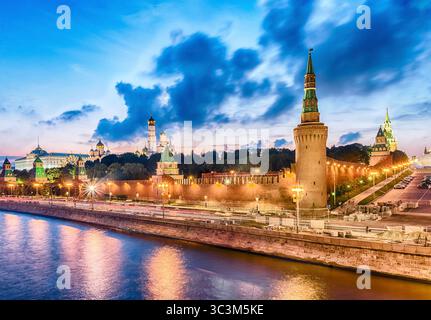 Vista panoramica sulla Torre Beklemishevskaya e il Cremlino durante l'ora blu al tramonto, Mosca, Russia Foto Stock