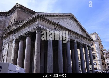Il Pantheon di Roma, in Italia, catturato durante il giorno. Un antico tempio romano ben conservato e un esempio iconico di architettura classica Foto Stock