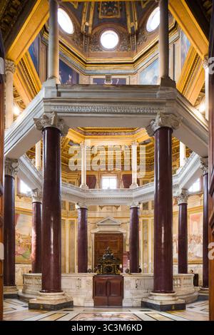 S. Giovanni in Laterano / S. Giovanni in Laterano, antica basilica cristiana, Roma, interno del battistero ottagonale, del 400, con colonne romane riutilizzate. Foto Stock