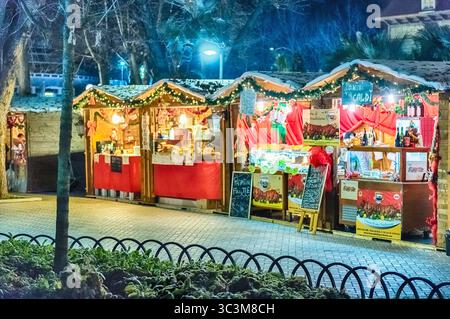 ROMA - 1 GENNAIO: Un piccolo mercatino di Natale di notte all'interno del parco divertimenti Luneur di Roma, 1 gennaio 2017 Foto Stock