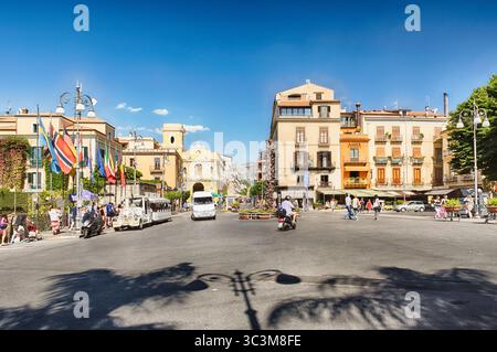 SORRENTO, ITALIA - 16 LUGLIO: Persone che camminano su Piazza tasso, la piazza principale di Sorrento, Italia, il 16 luglio 2017 Foto Stock