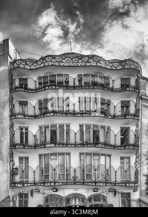 BARCELLONA - 9 AGOSTO: Facciata del cortile interno di Casa Batllo, rinomato edificio progettato da Antoni Gaudí e simbolo di Barcellona, Catal Foto Stock
