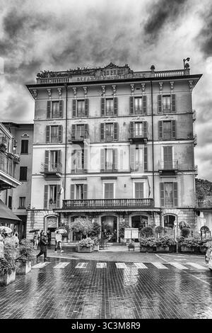 BELLAGIO, ITALIA - 10 SETTEMBRE: Facciata dell'antico Metropole Hotel nella città di Bellagio, Lago di Como, Italia, il 10 settembre 2017. Foto Stock