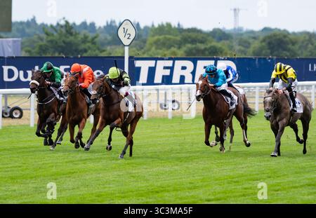 Ascot, Regno Unito, sabato 26 luglio 2025; Fitzella e il fantino Oisin Murphy vincono il Sodexo Live! Princess Margaret Stakes (gruppo 3) per l'allenatore Hugo Palmer e i proprietari Mr. D. R. Passant & Hefin Williams. Crediti JTW equine Images / Alamy Live News. Foto Stock