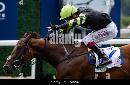 Ascot, Regno Unito, sabato 26 luglio 2025; Fitzella e il fantino Oisin Murphy vincono il Sodexo Live! Princess Margaret Stakes (gruppo 3) per l'allenatore Hugo Palmer e i proprietari Mr. D. R. Passant & Hefin Williams. Crediti JTW equine Images / Alamy Live News. Foto Stock