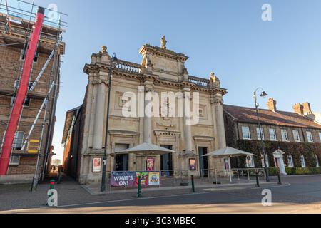 King's Lynn, Inghilterra. Facciata barocca in conci di Corn Exchange di Cruso e Maberley (1854), con colonne ioniche, statua di Cerere scolpita e bancarelle del mercato Foto Stock