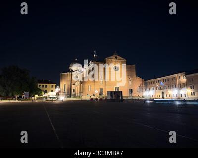 Padova, Italia - 30 ottobre 2024: Basilica di Santa Giustina (Abbazia) cattedrale di Padova, Italia, di notte Foto Stock