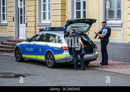 Karlsruhe, Germania. 26 luglio 2025. Gli agenti di polizia sono schierati nel giardino del castello. Tre uomini sparavano a bottiglie con una pistola - e quindi chiamavano agenti di polizia armati. Tuttavia, nessuno è stato messo in pericolo durante la "pratica bersaglio”. Crediti: Marius Bulling/onw-images/dpa/Alamy Live News Foto Stock
